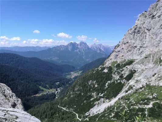 Veduta dell'abitato di Collina in provincia di Udine dal sentiero Spinotti