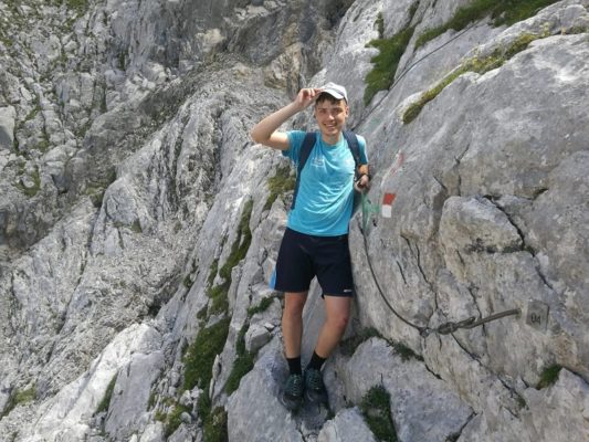 Riccardo Tomada lungo la parte attrezzata del sentiero Spinotti nelle Alpi Carniche