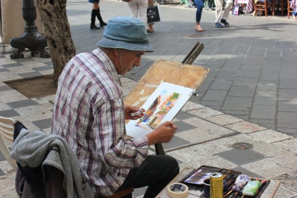 Artista in piazza IX Aprile a Taormina