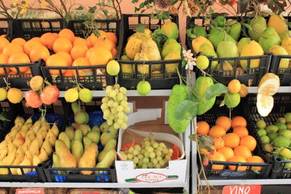 Scaffali di frutta verdura in una bottega di Taormina