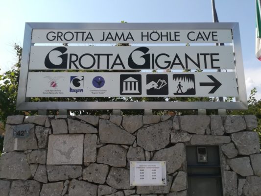 L'ingresso al centro visitatori della Grotta Gigante