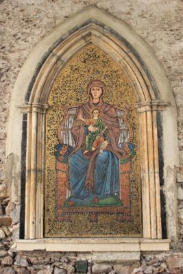 Il mosaico della Vergine e del Figlio sul muro della Chiesa di San Giuseppe a Taormina