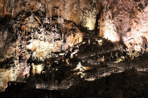 La scalinata di risalita nella Grotta Gigante in Friuli Venezia Giulia