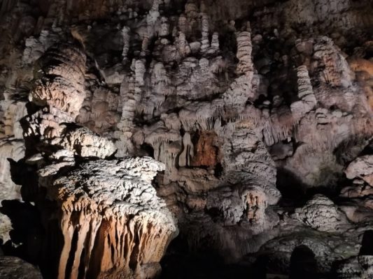 Formazione di stalagmiti nella Grotta Gigante in Friuli Venezia Giulia