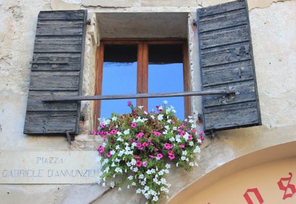 Finestra fiorita nel centro storico di Asolo