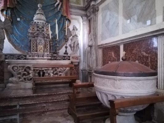 La fonte battesimale nella Cattedrale di Asolo