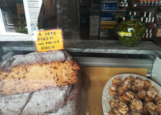 La pinza ed i fiori di Asolo, i dolci tipici del borgo veneto