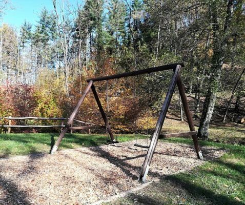 Un'altalena per bambini nel parco giochi del Bosco Romagno