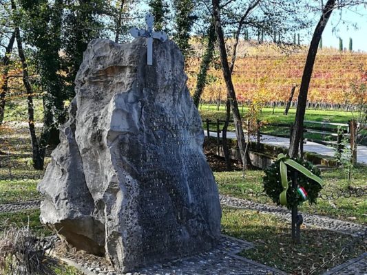 La lapide in memoria dei caduti nell'eccidio di Porzus nel Bosco Romagno