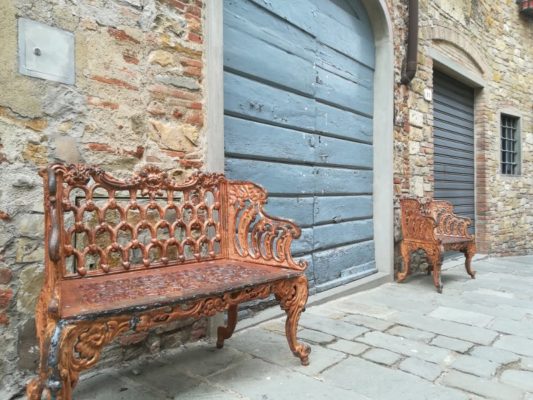 Panchine in ferro a San Donato in Poggio