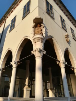 La statua della Madonna con il Bambino nella Loggia di Capodistria