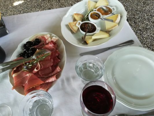 Degustazione di salumi e formaggi al Ristorante La Bottega a Volpaia nel Chianti