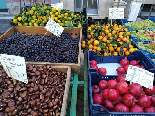 Mercato della frutta e della verdura di Piazza Ascanio Persio a Matera