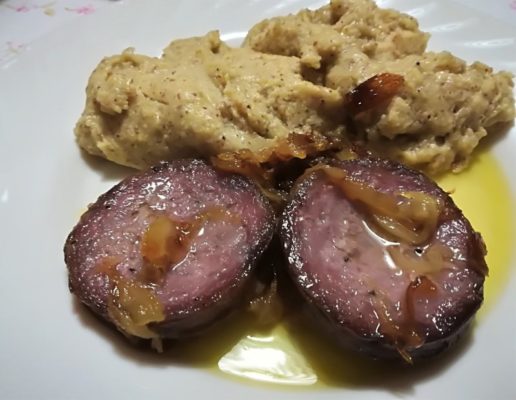 Piatto di salame all'aceto con cipolla e polenta in Friuli