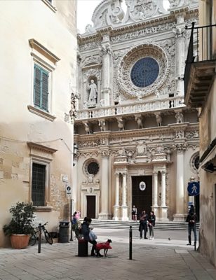 L'ingresso della Basilica di Santa Croce a Lecce