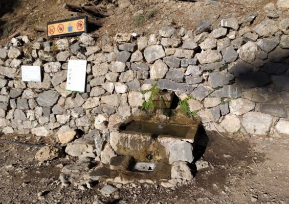 Fontana di acqua potabile alle Gole di Samaria a Creta