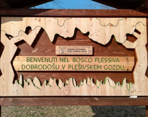 Cartello di benvenuto al Bosco Plessiva