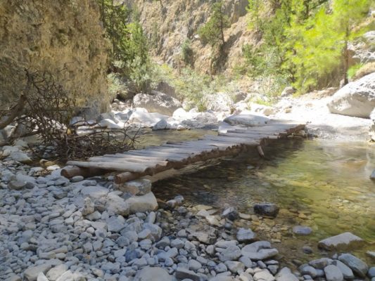 Una passerella in legno sul fiume Tarra nelle Gole di Samaria a Creta