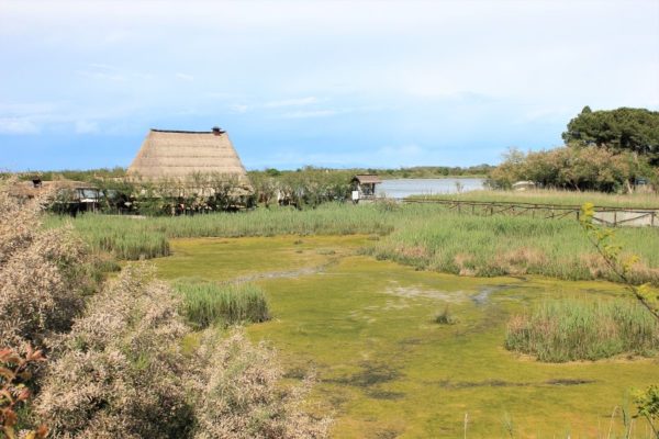 La laguna di Caorle con un caratteristico casone