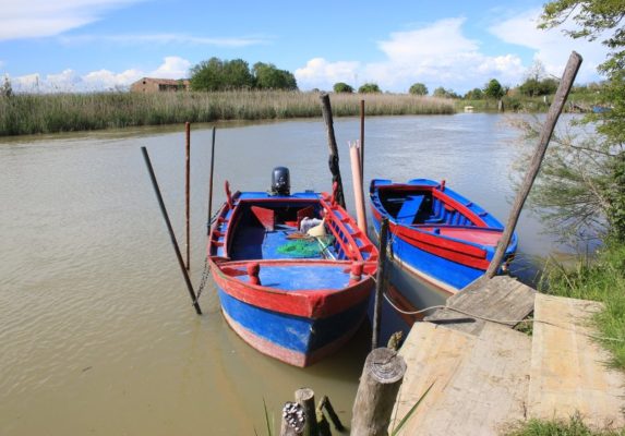 Imbarcazioni di pescatori nella laguna di Caorle