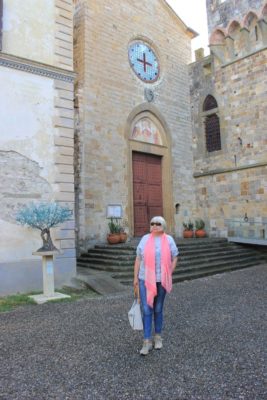 Ingresso della chiesa di San Michele Arcangelo a Badia Passignano Toscana