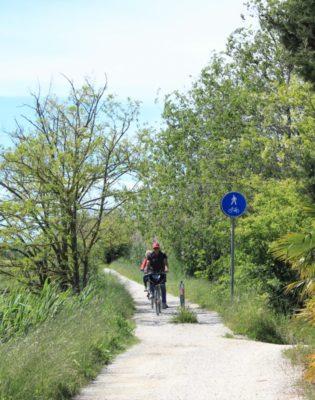 Pista ciclabile lungo il canale Nicesolo a Caorle