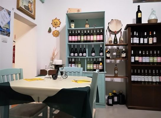 Sala da pranzo nella Trattoria Salento Curti Vecchi di Presicce