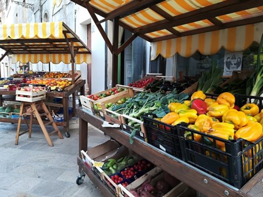 Negozio di frutta e verdura a Specchia in Salento