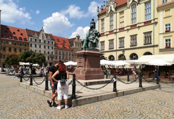 La statua di Aleksander Fredro a Breslavia