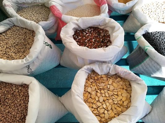 Bancarella di cereali al mercato di Piazza Ascanio Persio a Matera