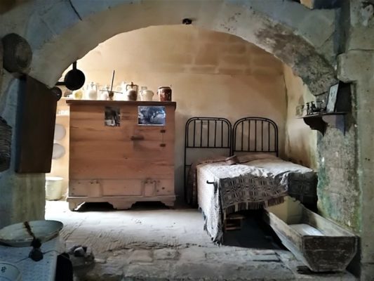 Interno di una Casa Grotta a Matera