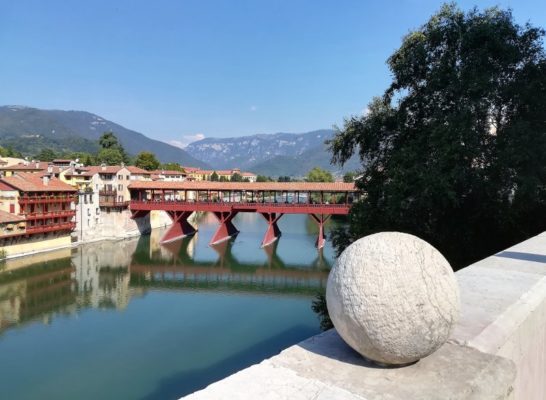 Vista del Ponte Vecchio di Bassano del Grappa dal belvedere di Palazzo Sturm