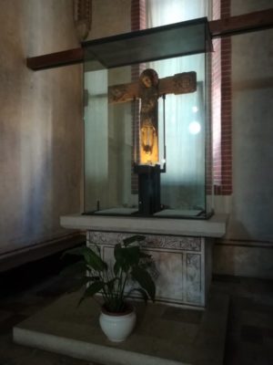 Il Crocifisso in legno all'interno della chiesa di San Francesco a Bassano del Grappa