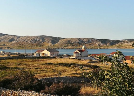 Panorama del villaggio di Kustići nell'isola di Pag