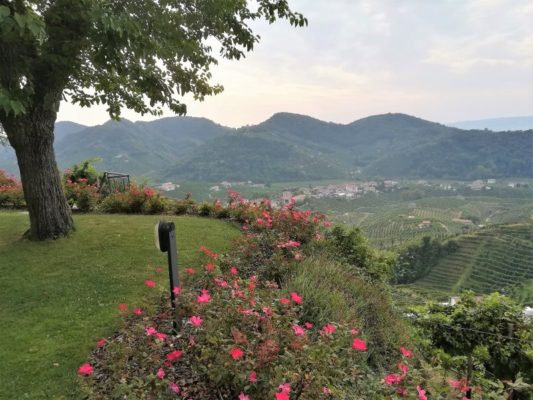 Panorama dal cortile della cantina Col Vetoraz Spumanti di Valdobbiadene