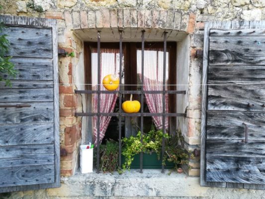 Dettagli di una finestra della Osteria senz'Oste a Valdobbiadene