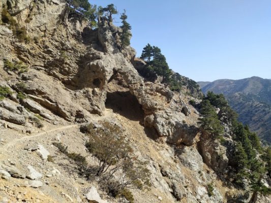 Arco naturale lungo il sentiero del monte Gingilos a Creta