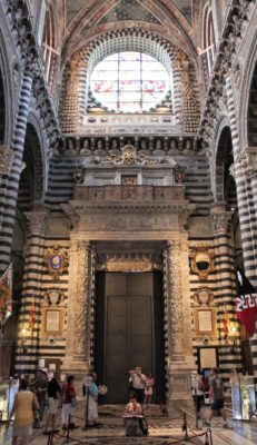 La porta d'ingresso del Duomo di Siena