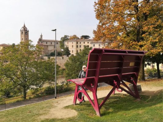 La panchina gigante viola a Monforte d'Alba