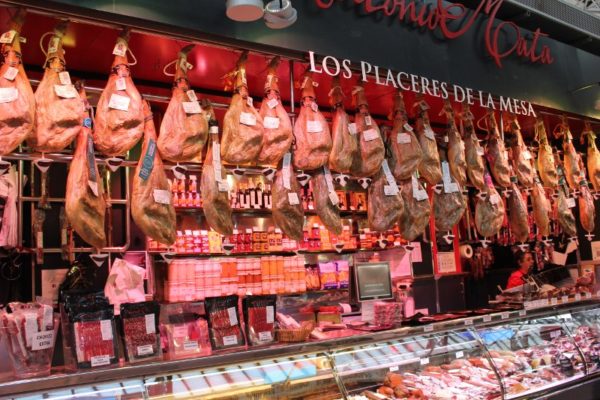 Banco di prosciutto e salumi al Mercado Central di Valencia