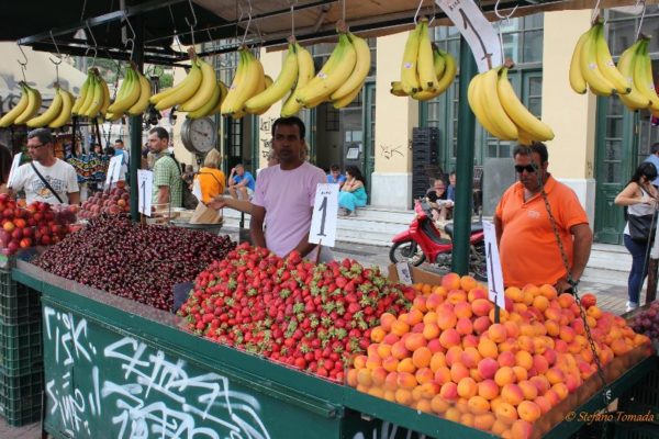 Mercato di frutta e verdura in piazza Monastiraki ad Atene