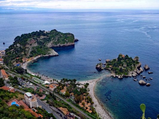 La spiaggia di Isola Bella a Taormina