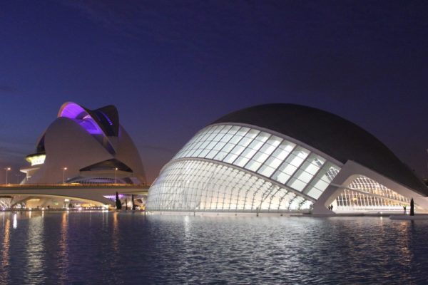 Vista notturna della Città delle Arti e delle Scienze a Valencia