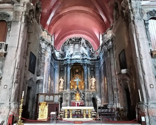 L'altare della chiesa di São Domingos a Lisbona