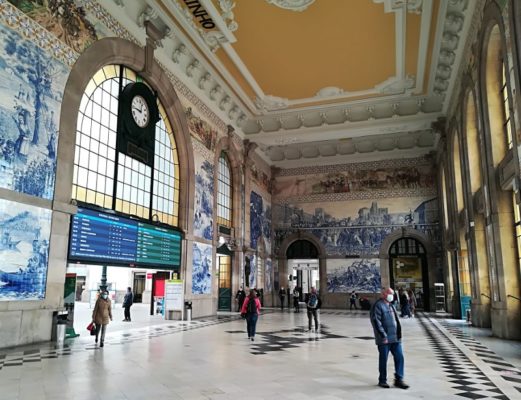 L'atrio della stazione ferroviaria di São Bento a Oporto