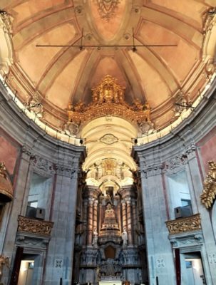 Interno della Igreja dos Clérigos a Oporto