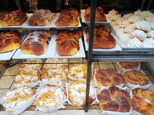 La vetrina della pasticceria Confeitaria do Bolhão ad Oporto