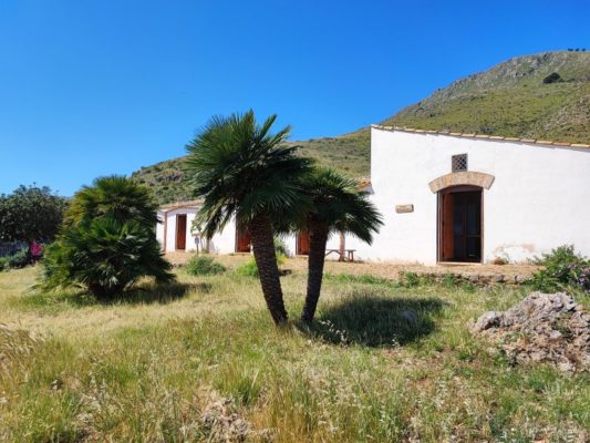 L'esterno dell'edificio del Museo Naturalistico nella Riserva Naturale dello Zingaro