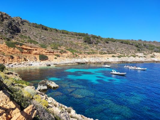 La spiaggia di Cala Fredda a Levanzo