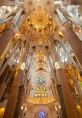 L'interno della Sagrada Família a Barcellona